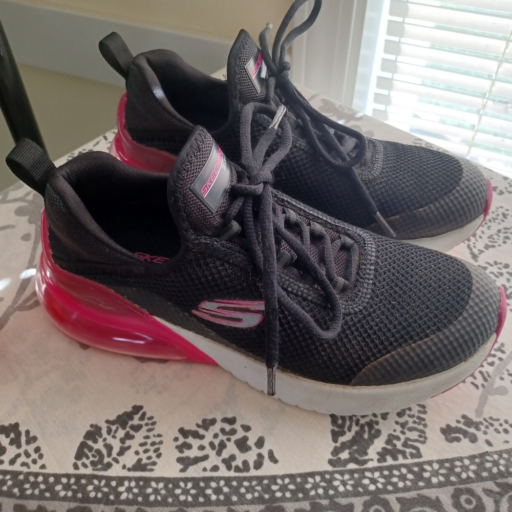 Womens size 6 Sketchers Air Cooled Memory Foam Sneakers